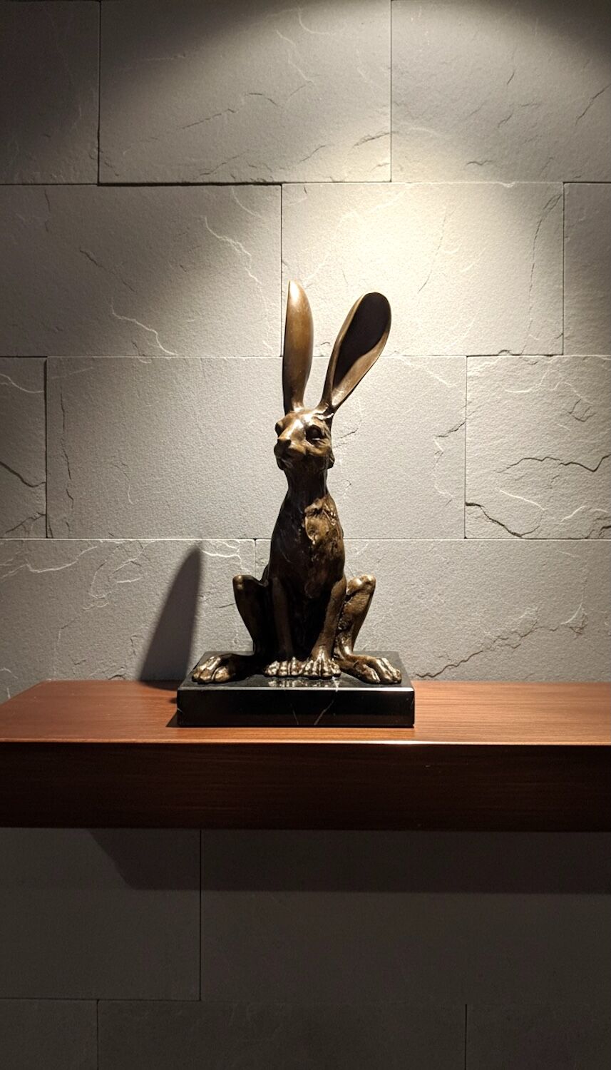 Bronzefigur SiTZENDER HASE MOSHE auf Steinpodest, 21 cm