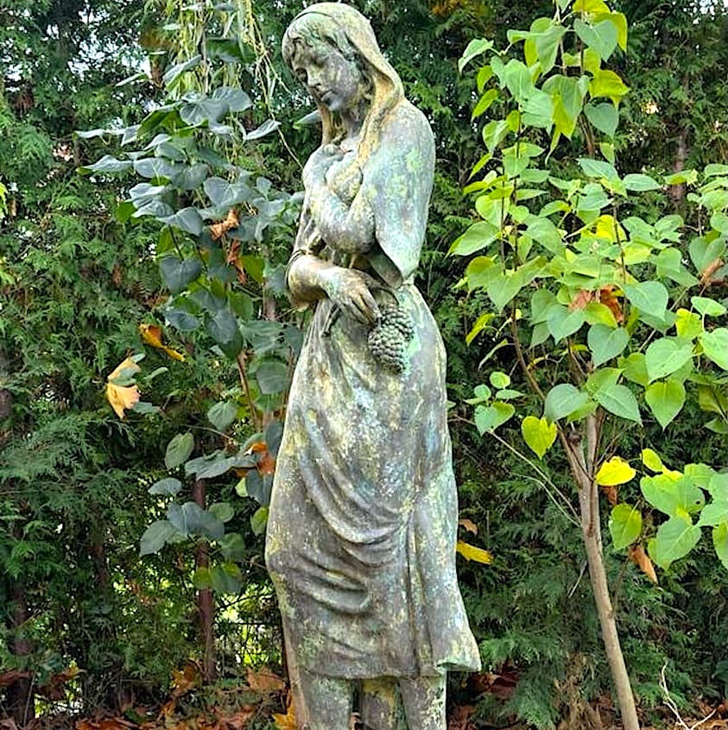 Grimmen: Bronzefigur 4 JZ Winter auf Steinpodest VICENZA 30x44x44 cm