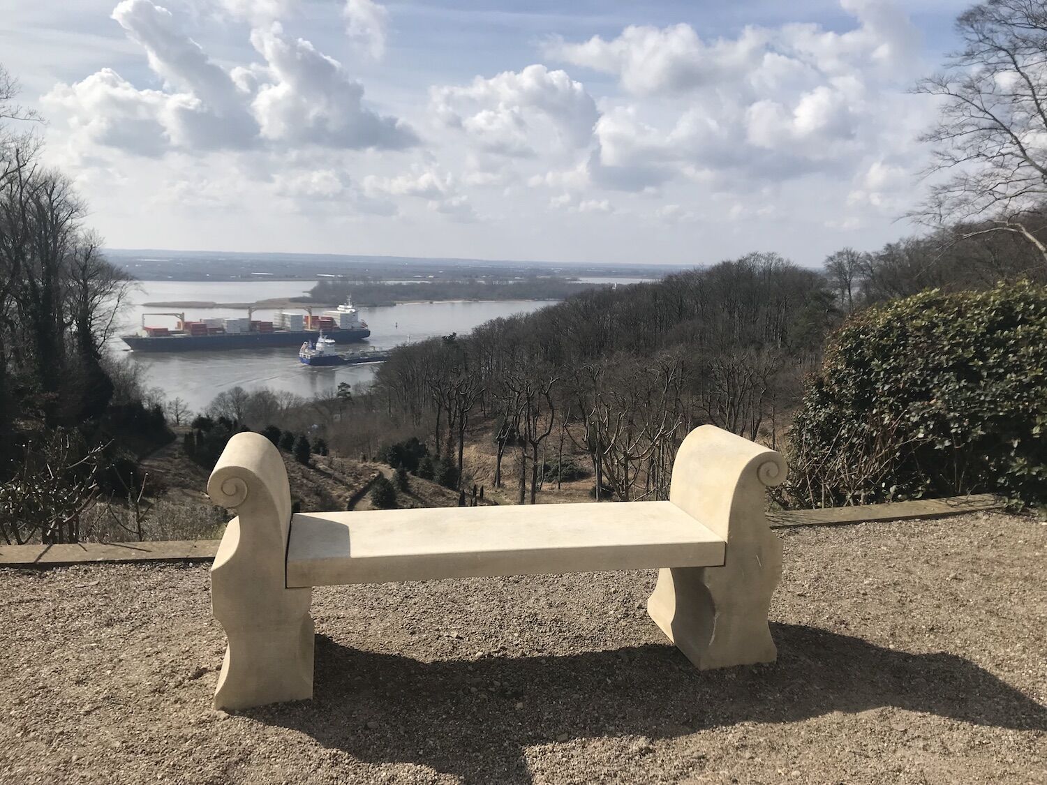 Hamburg: Steinbank PALLADIO, Kalkstein aus Vicenza, maßgeschneiderte Steinmetzarbeit Hamburg: Steinbank PALLADIO, Kalkstein aus Vicenza, maßgeschneiderte Steinmetzarbeit