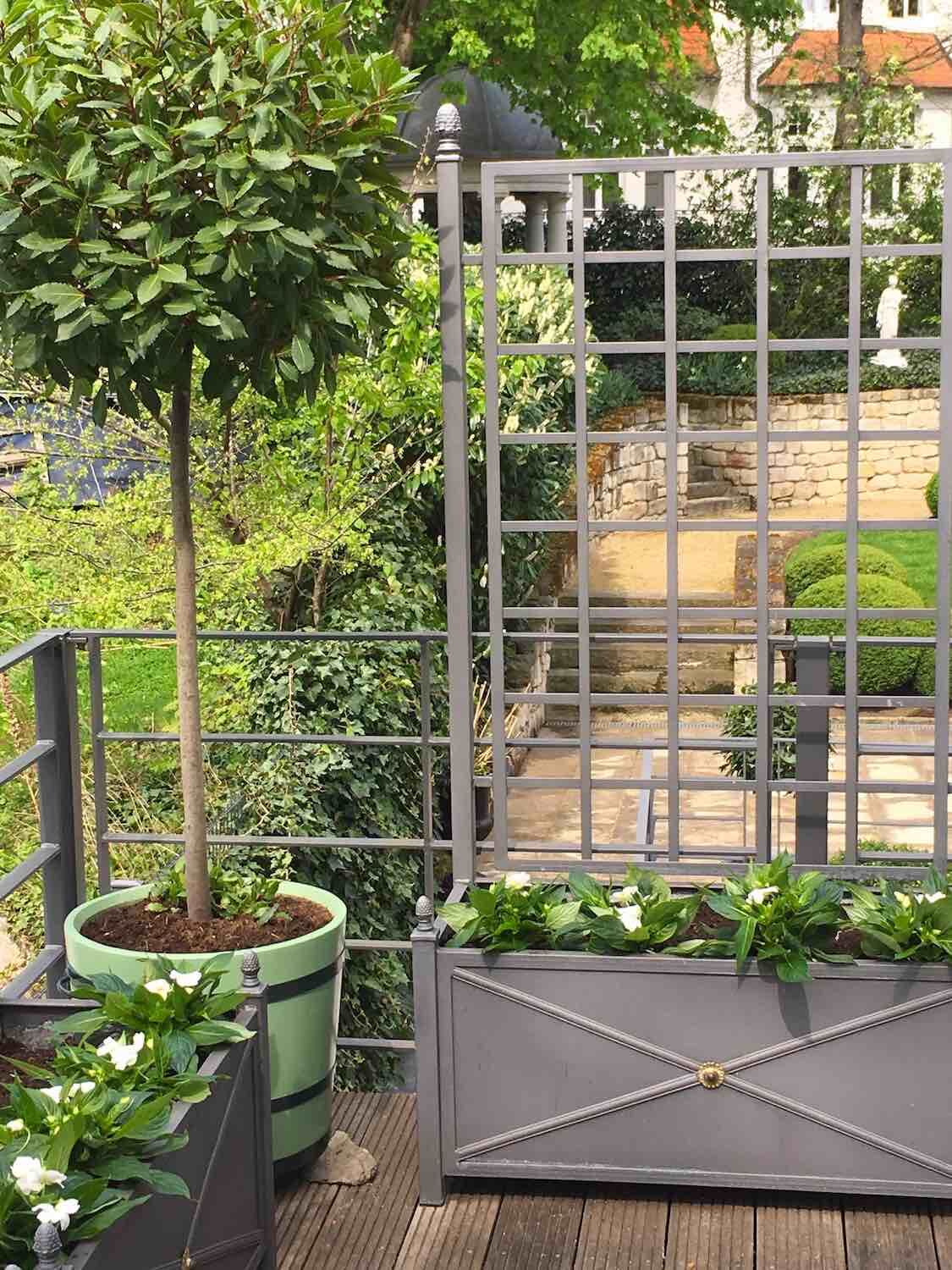 Magdeburg: Orangeriekübel SANS, SOUCI auf Terrasse, mit Blick in den Garten.