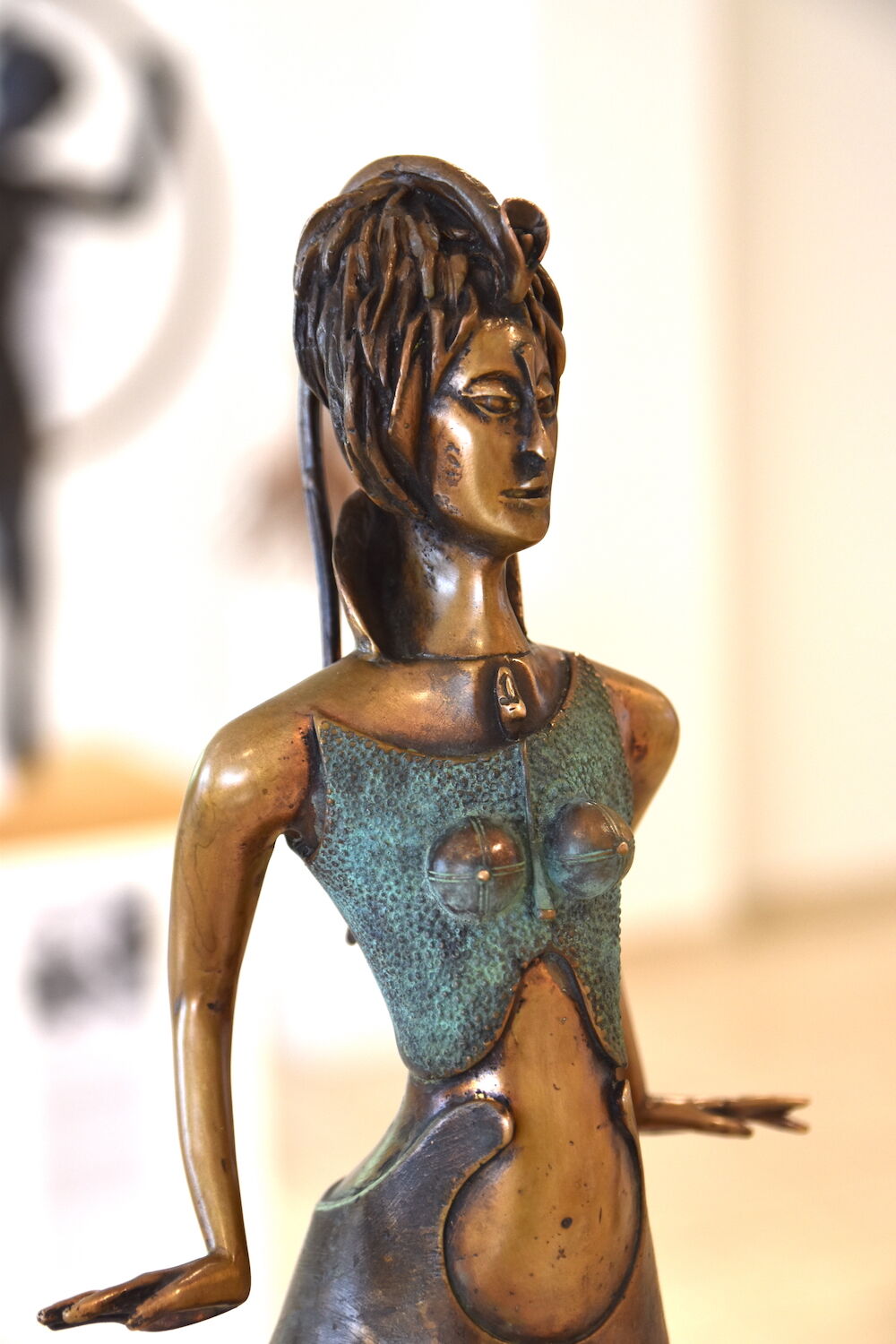 Bronzefigur TÄNZERIN IM BLUMENKLEID (von Paul Wunderlich)
