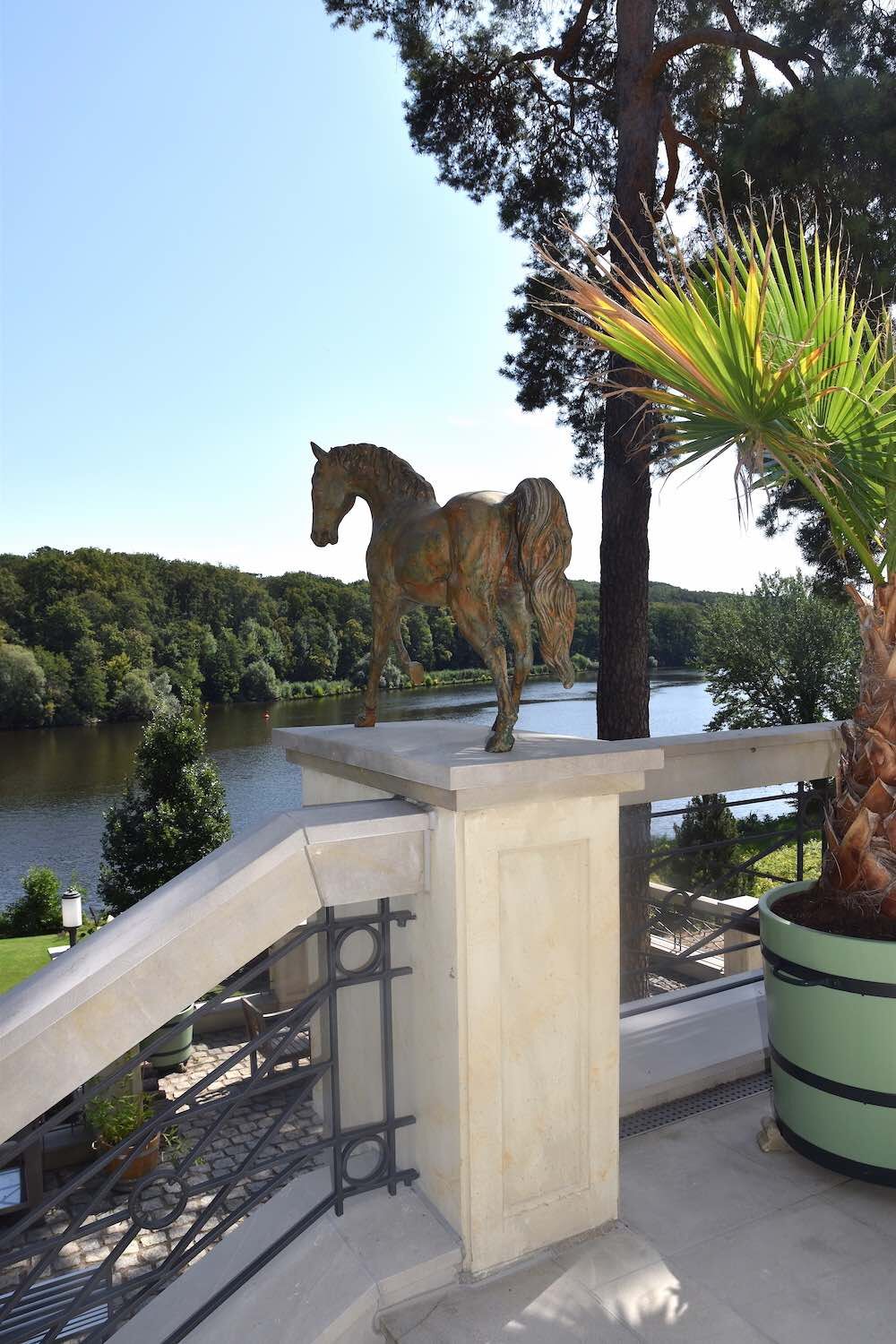 Potsdam: Bronzefigur Pferd CADENZA-II, auf zwei Terrassenpfeilern   Potsdam: Bronzefigur Pferd CADENZA-II, auf zwei Terrassenpfeilern