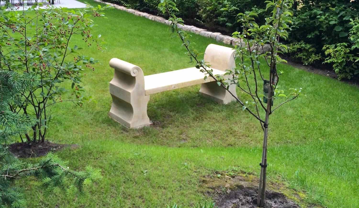 Berlin: Steinbank PALLADIO, Kalkstein aus Vicenza, maßgeschneiderte Steinmetzarbeit. Schwungvolle Skulptur zum Sitzen. Berlin: Steinbank PALLADIO, Kalkstein aus Vicenza, maßgeschneiderte Steinmetzarbeit. Schwungvolle Skulptur zum Sitzen.