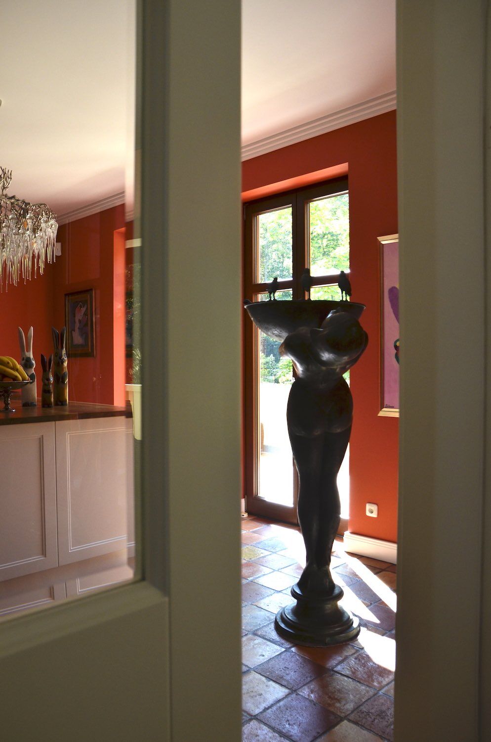 Potsdam: grün patinierter Bronzebrunnen SERENE als Blickfang innerhalb eines Hauses. Potsdam: grün patinierter Bronzebrunnen SERENE als Blickfang innerhalb eines Hauses.