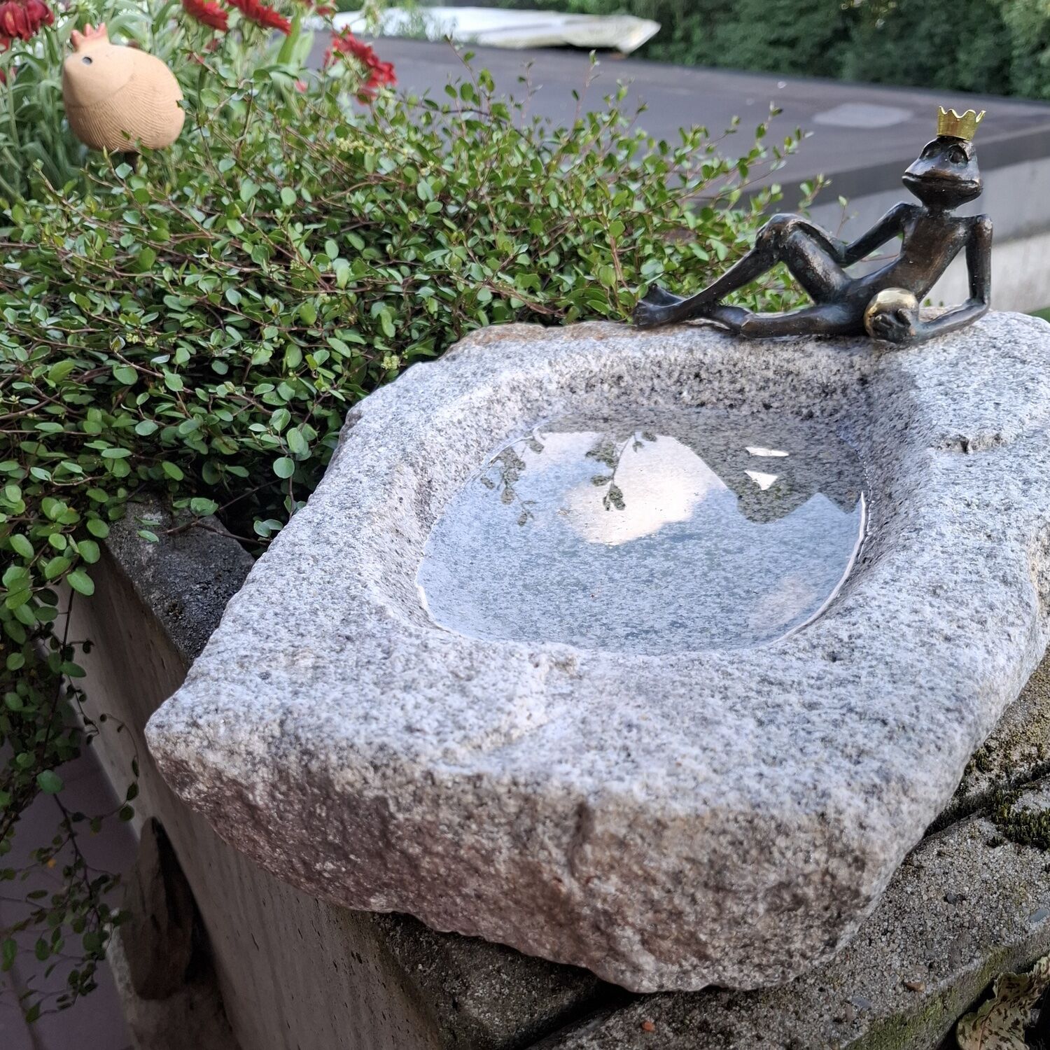 Bad Homburg, Bronzefigur Froschkönig Alfons auf Vogeltränke