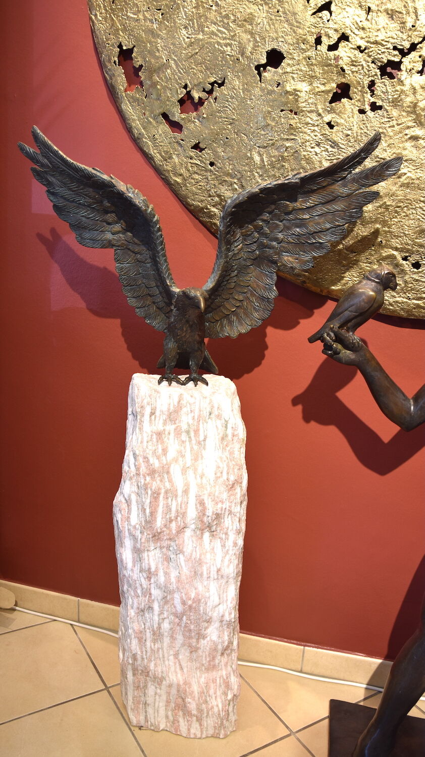 Bronzefigur Vogel SEEADLER mit Marmorsäule