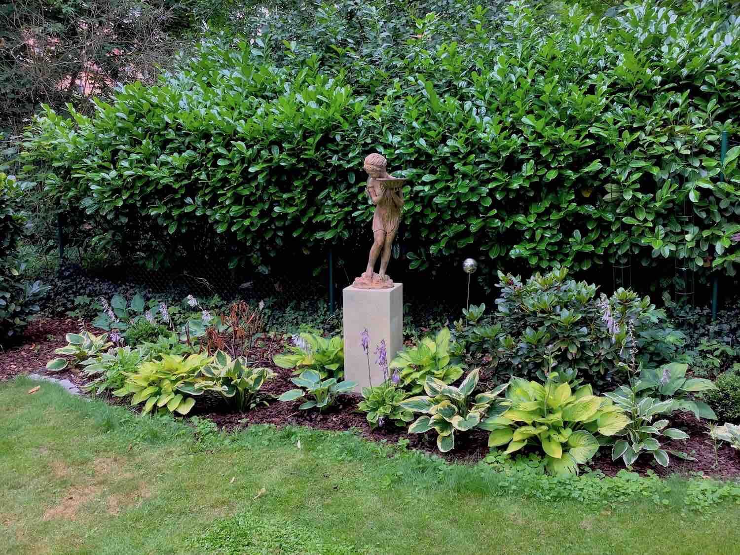 Potsdam: Bronzefigur EPONA klein, auf Kalkstein-Podest VICENZA  Potsdam: Bronzefigur EPONA klein, auf Kalkstein-Podest VICENZA