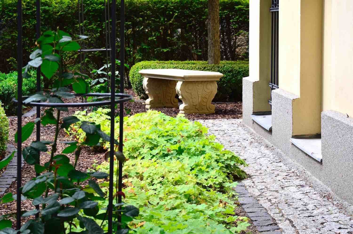 Potsdam: Steinbänke aus englischem Sandsteinguss. Die Bank als Skulptur und Gelegenheit zur kleinen Pause. Potsdam: Steinbänke aus englischem Sandsteinguss. Die Bank als Skulptur und Gelegenheit zur kleinen Pause.
