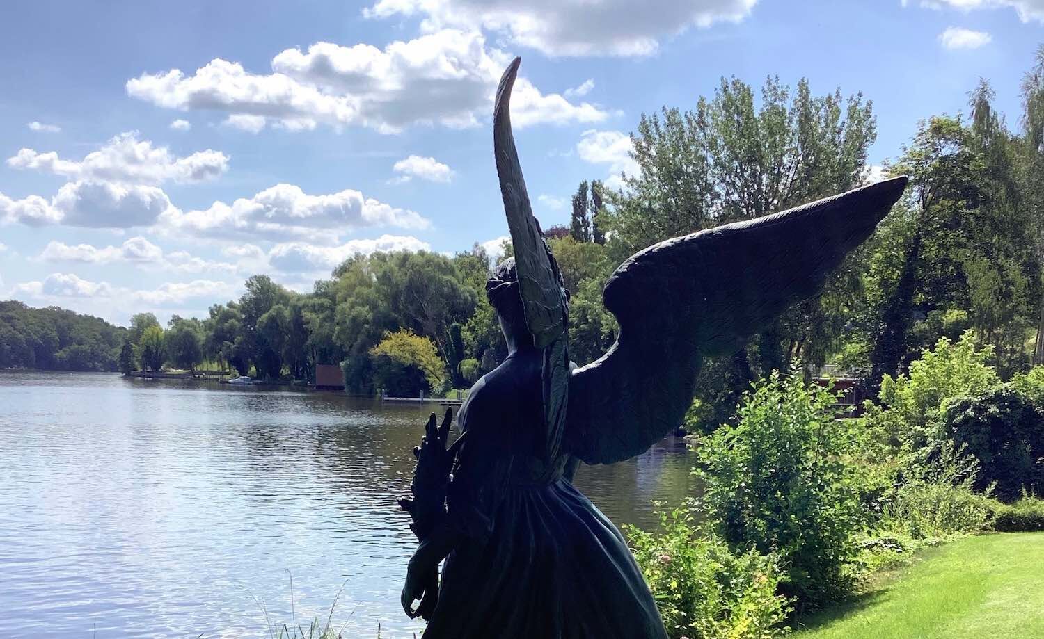 Potsdam: Bronzefigur ANGEL OF THE WATERS. Potsdam: Bronzefigur ANGEL OF THE WATERS.