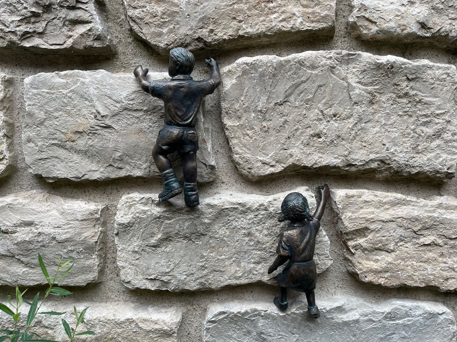 Caputh/Potsdam: Bronzefiguren KLETTERKINDER