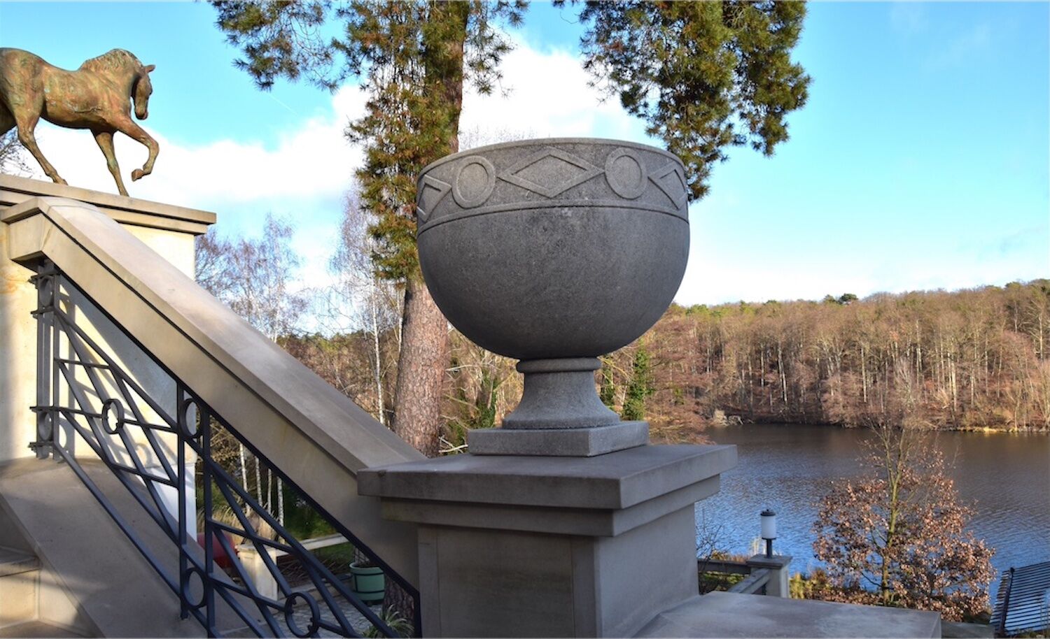 Potsdam: Steinvase CARUSO, Kalkstein, Bildhauerobjekt, Maßarbeit im Kundenauftrag