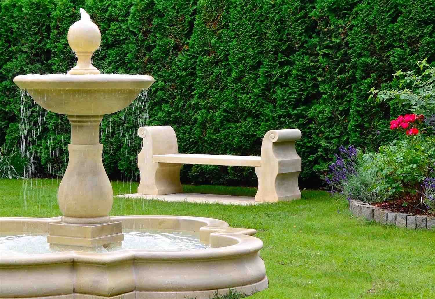 Potsdam: Brunnen PADUA, Steinbank PALLADIO, Kalkstein aus Vicenza, maßgeschneiderte Steinmetzarbeit.  Potsdam: Brunnen PADUA, Steinbank PALLADIO, Kalkstein aus Vicenza, maßgeschneiderte Steinmetzarbeit.
