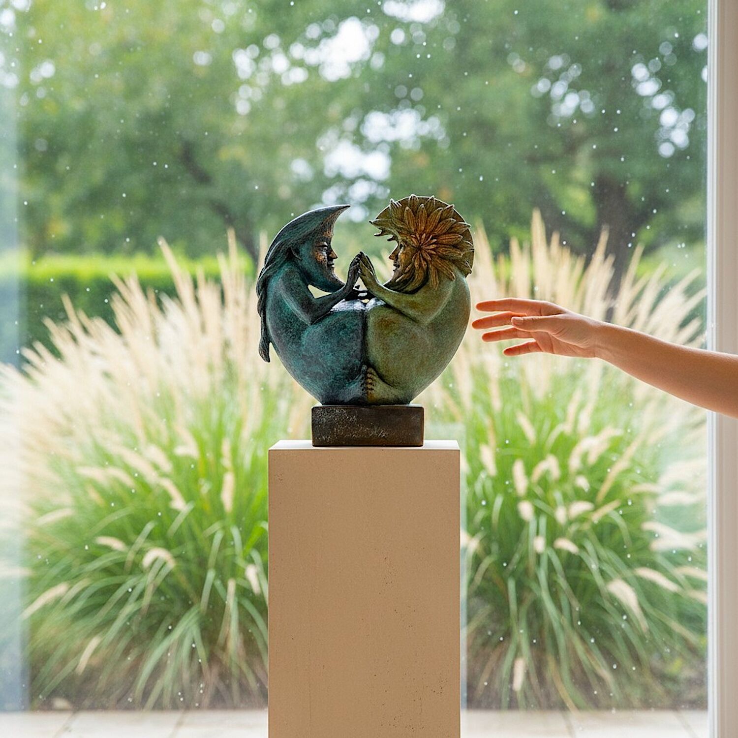 Bronzefigur SUN & MOON II (von Fidelma Massey)