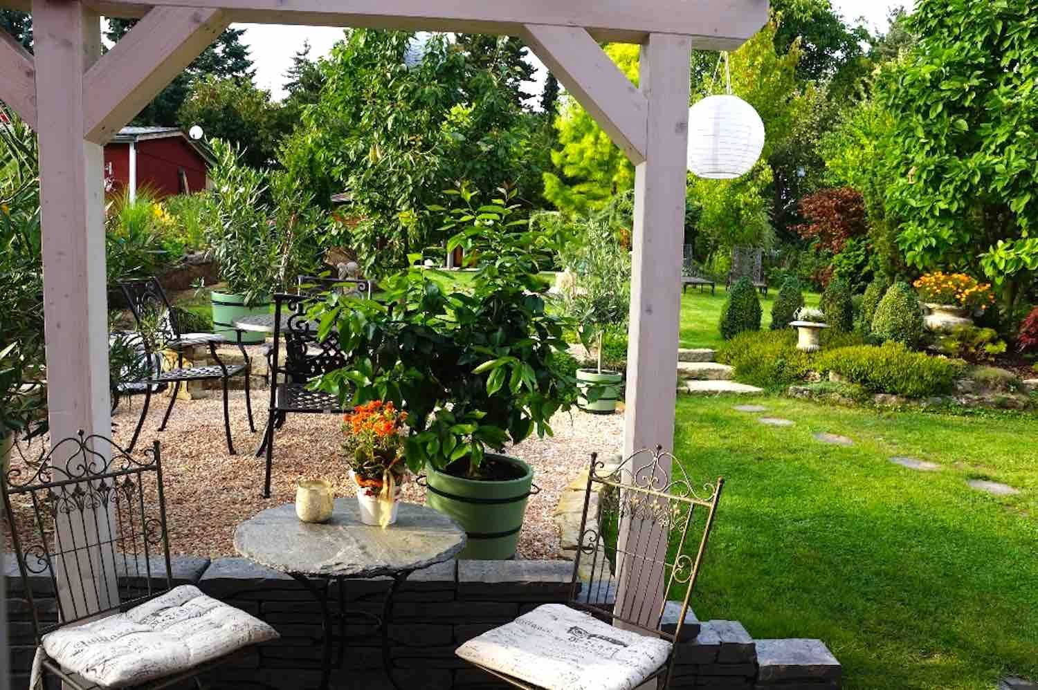 Mühlhausen/Thüringen: Pflanzkübel SANS, SOUCI, diverse große Steinvasen. Mühlhausen/Thüringen: Pflanzkübel SANS, SOUCI, diverse große Steinvasen.