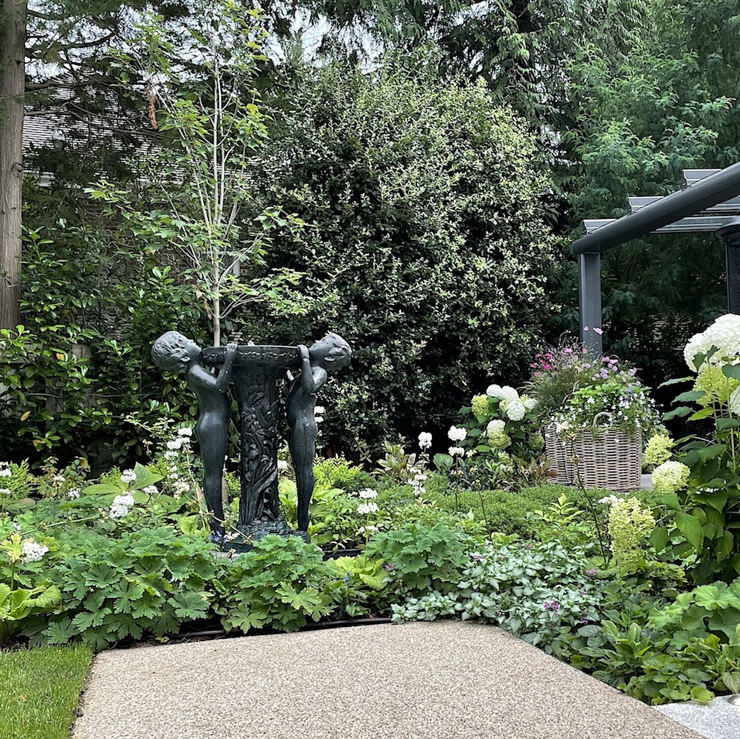 Grafschaft Surrey, UK: Bronzebrunnen ZEHENSPITZEN