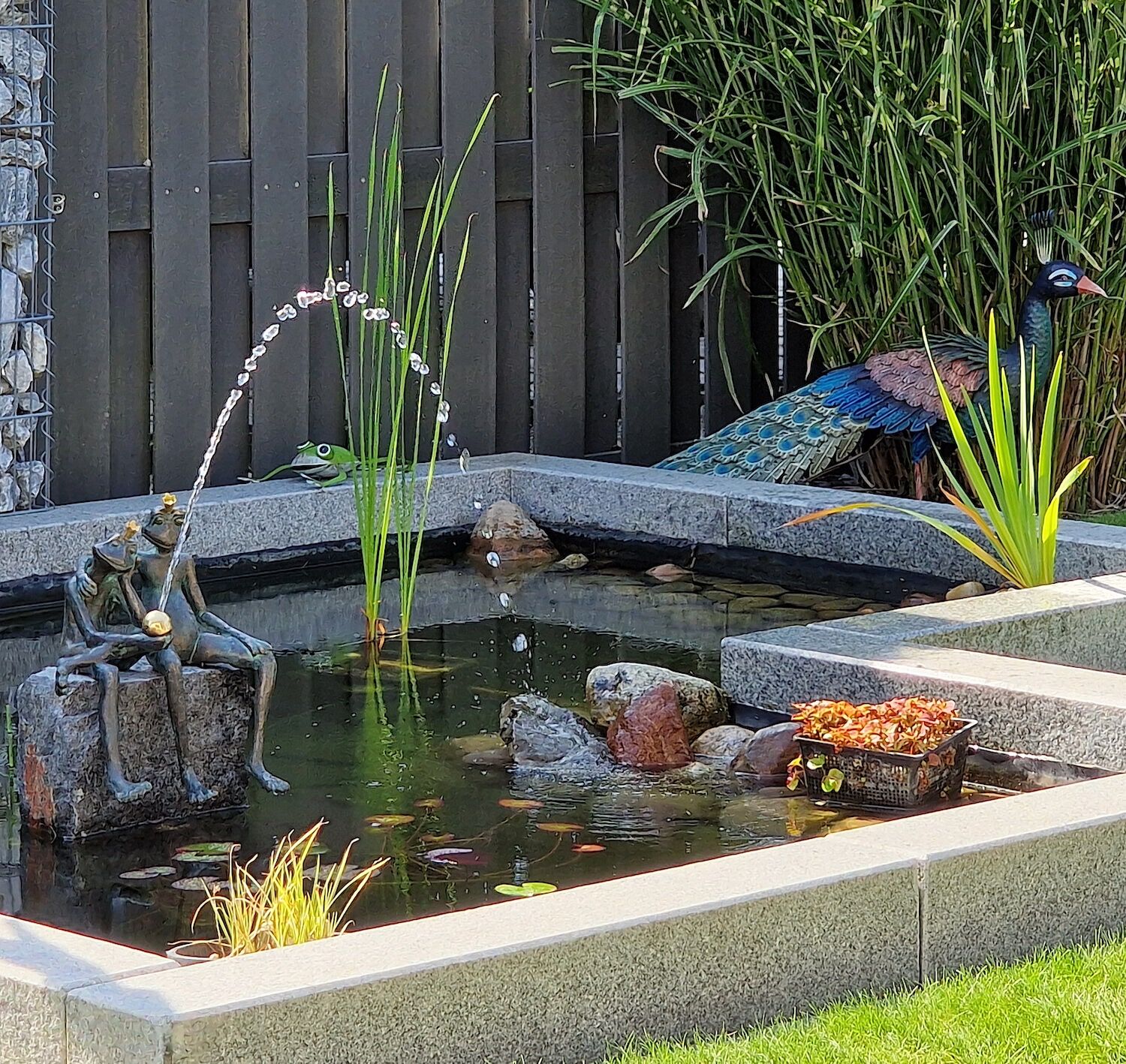 Wolfsburg: Bronzewasserspeier ALBERT UND WILBERT, mit PFAU aus Metall