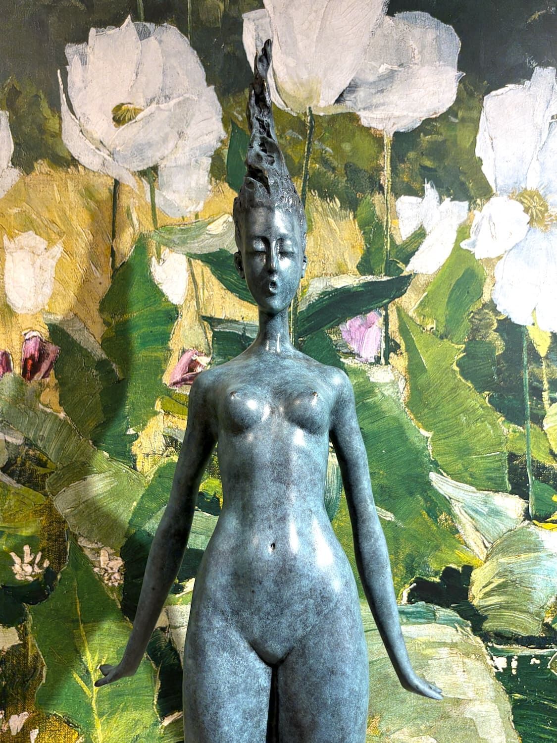 Bronzefigur VALERIE grün auf Steinsockel, 99 cm