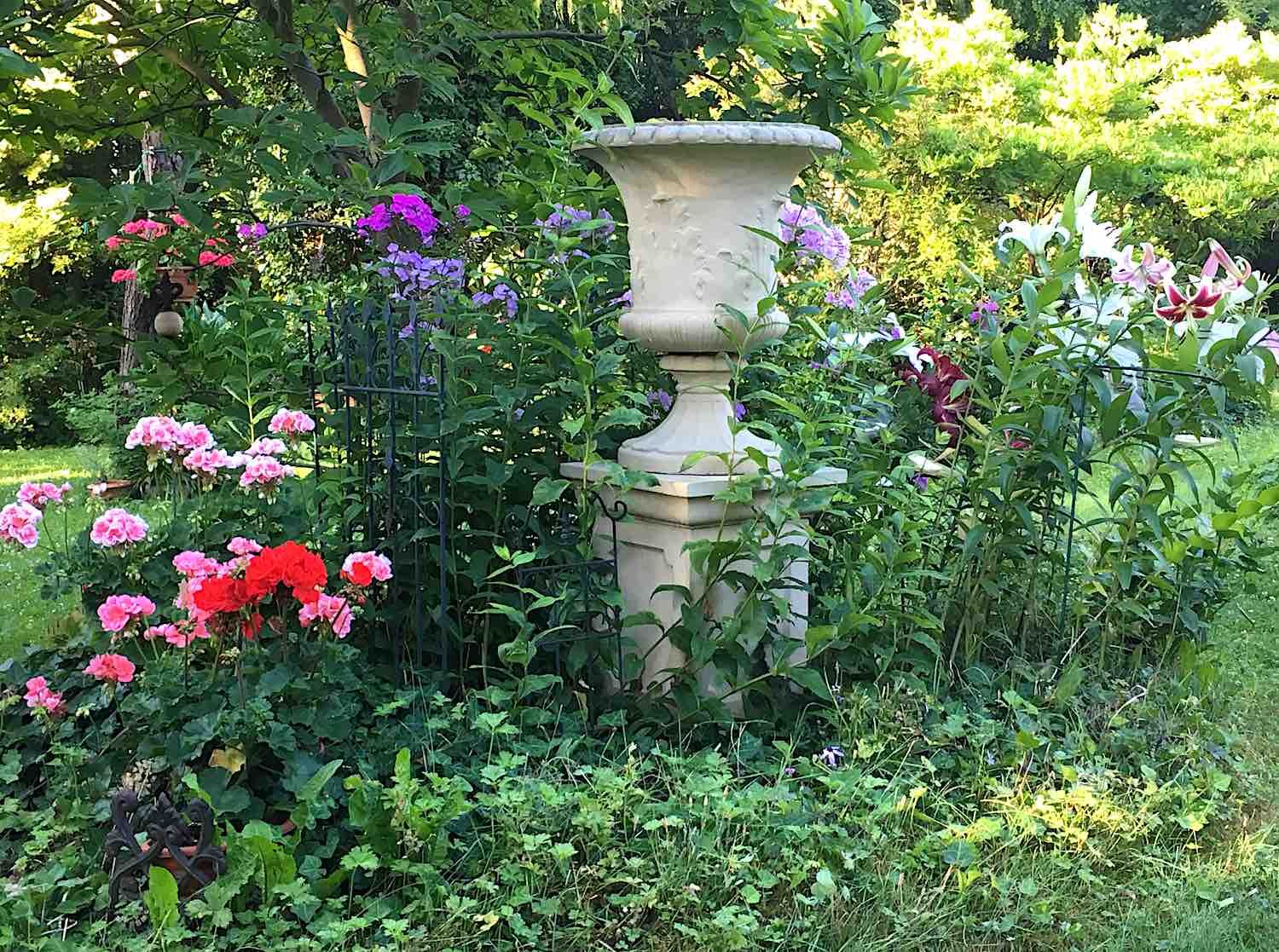 Berlin: Vase AKANTHUS auf Podest aus Sandsteinguss (nicht mehr im Sortiment) Berlin: Vase AKANTHUS auf Podest aus Sandsteinguss (nicht mehr im Sortiment)