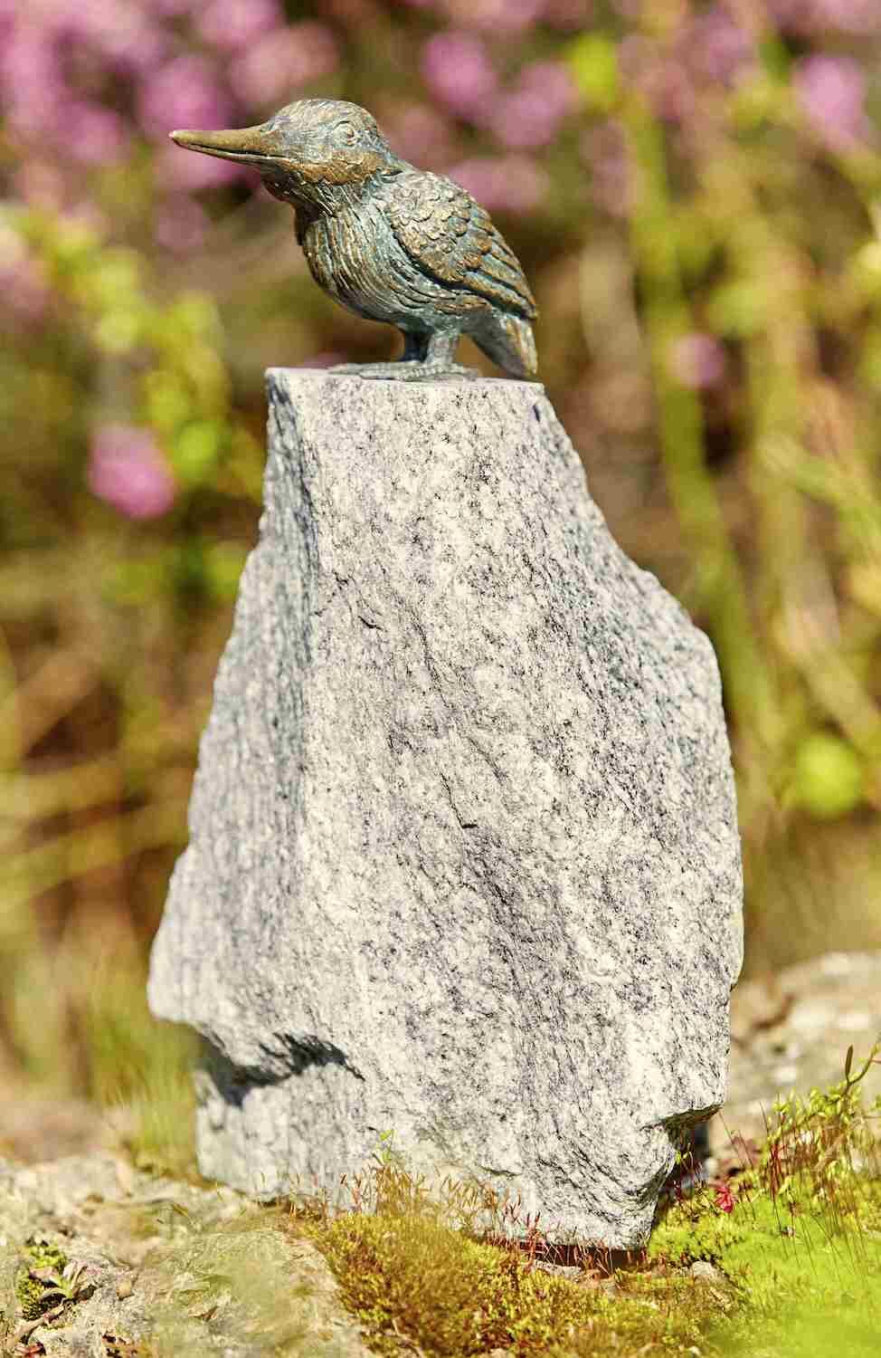 Bronzefigur Vogel EISVOGEL AMIGO auf Granitstein