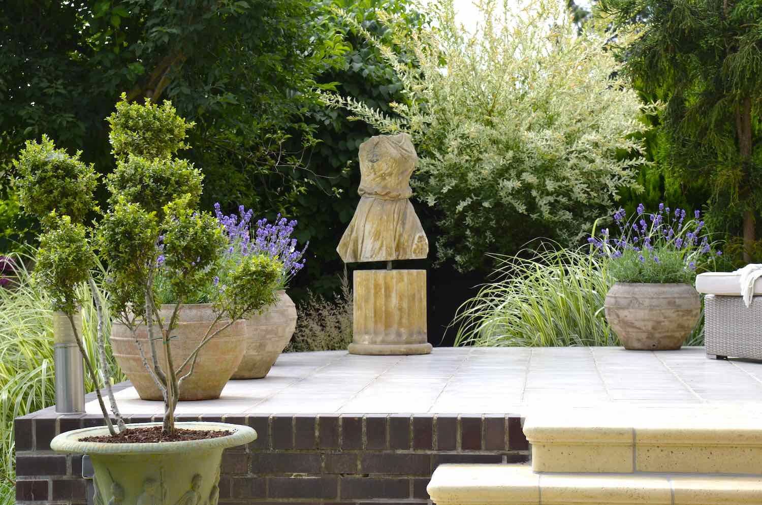 Falkensee bei Berlin: Torso ATHENE, Kalkstein aus Vicenza, maßgeschneiderte Steinmetzarbeit. Falkensee bei Berlin: Torso ATHENE, Kalkstein aus Vicenza, maßgeschneiderte Steinmetzarbeit.