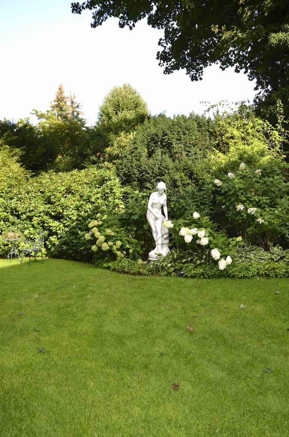 Berlin-Zehlendorf: Große Steinfigur BADENDE (nach Falconet).  Figur mit Podest, 1,90 m Berlin-Zehlendorf: Große Steinfigur BADENDE (nach Falconet).  Figur mit Podest, 1,90 m