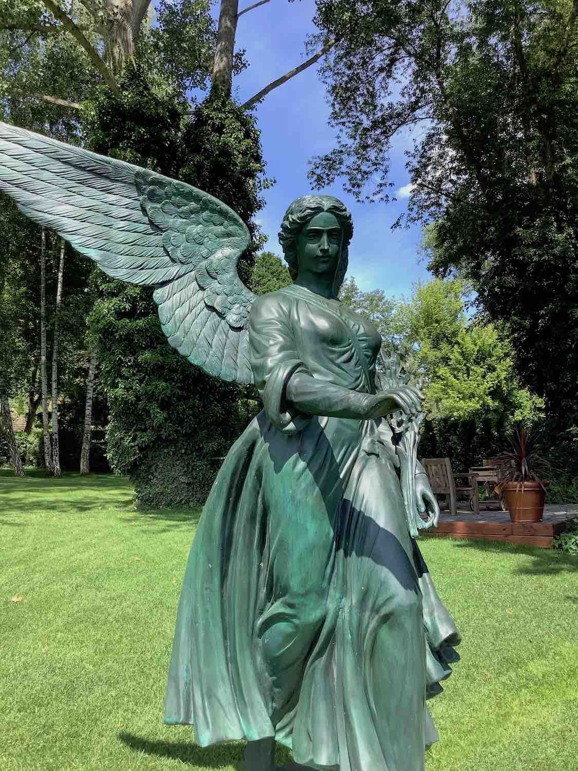 Potsdam: Bronzefigur ANGEL OF THE WATERS.