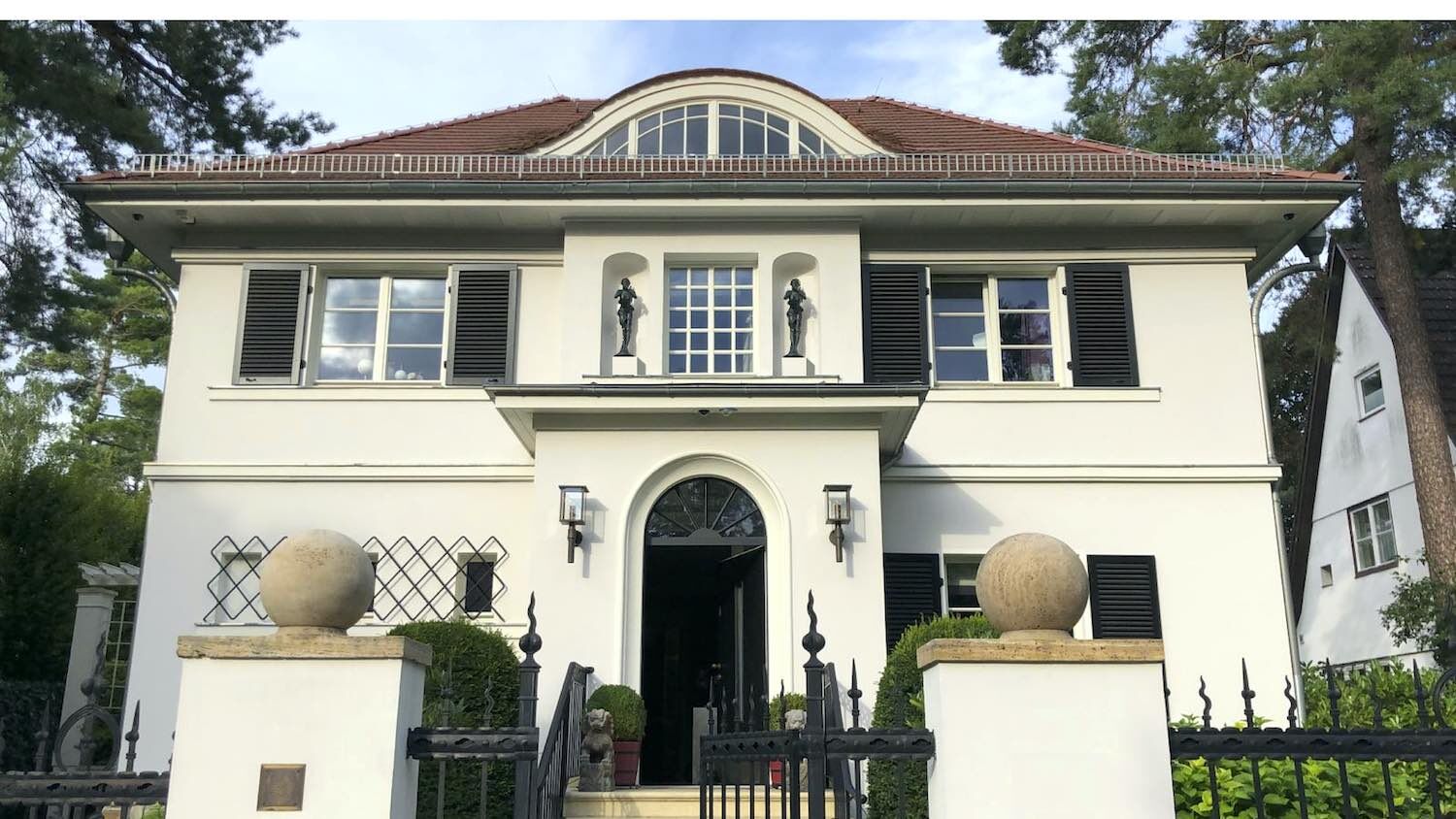 Berlin: Zwei Bronzefiguren SELENE, 90 cm, als Nischenfiguren Berlin: Zwei Bronzefiguren SELENE, 90 cm, als Nischenfiguren