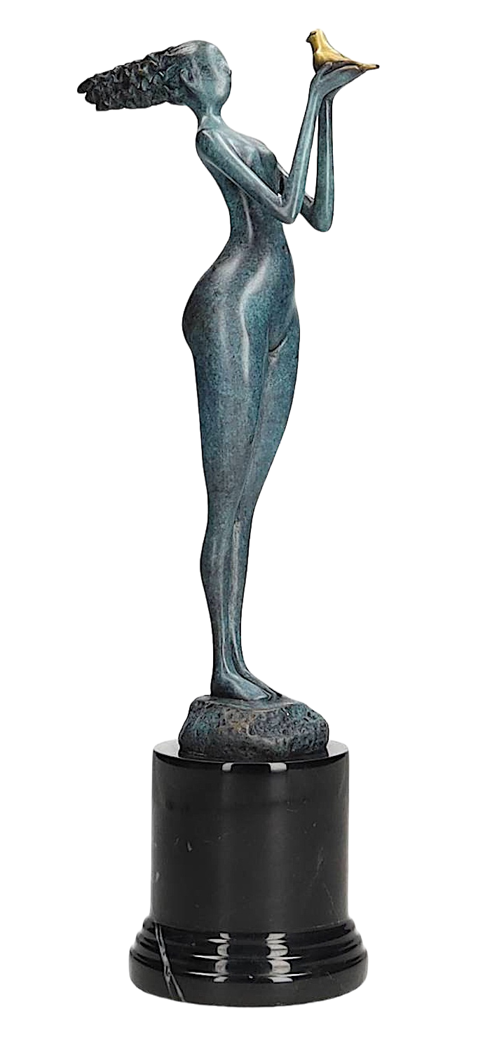 Bronzefigur LUISE mit Taube auf Steinsockel