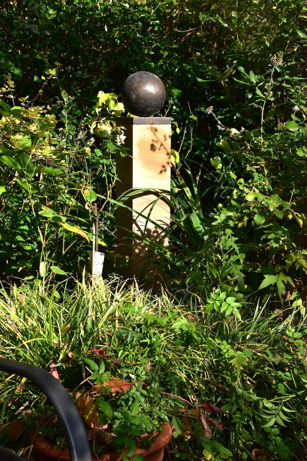 Potsdam, Winzerhof Ferienwohnungen: Bronzeobjekt KUGEL auf Sandsteinstele