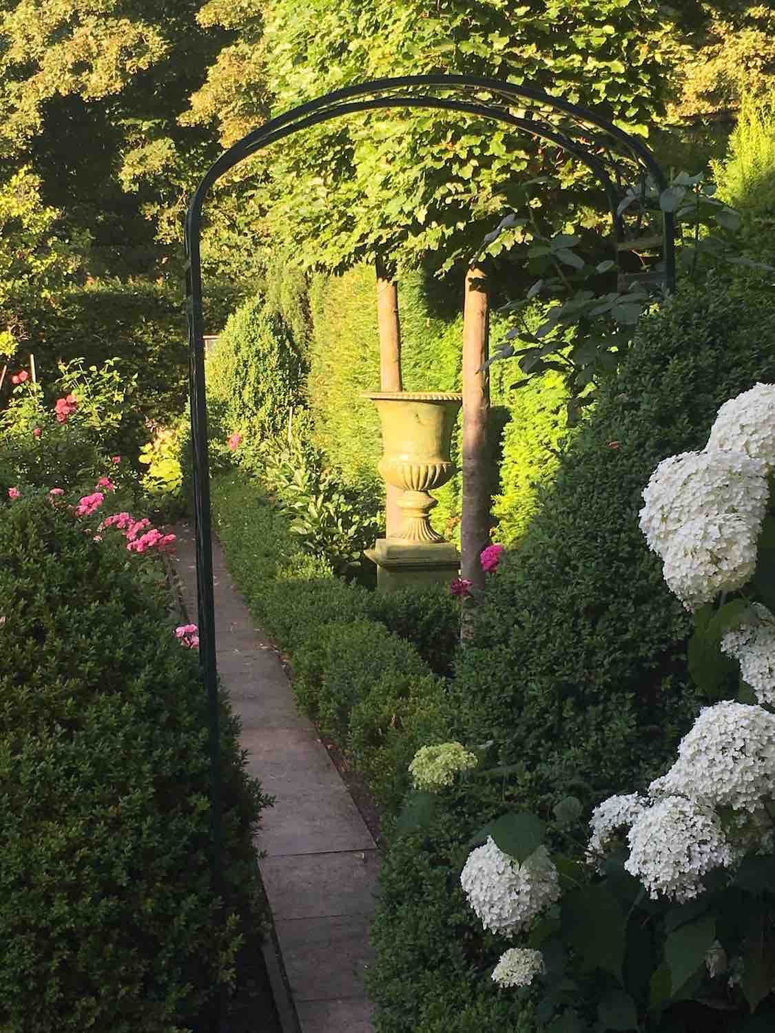 Berlin-Dahlem: Vase TIVOLI, patiniertes Gusseisen. Perfekter Platz zwischen zwei Buchen. Berlin-Dahlem: Vase TIVOLI, patiniertes Gusseisen. Perfekter Platz zwischen zwei Buchen.
