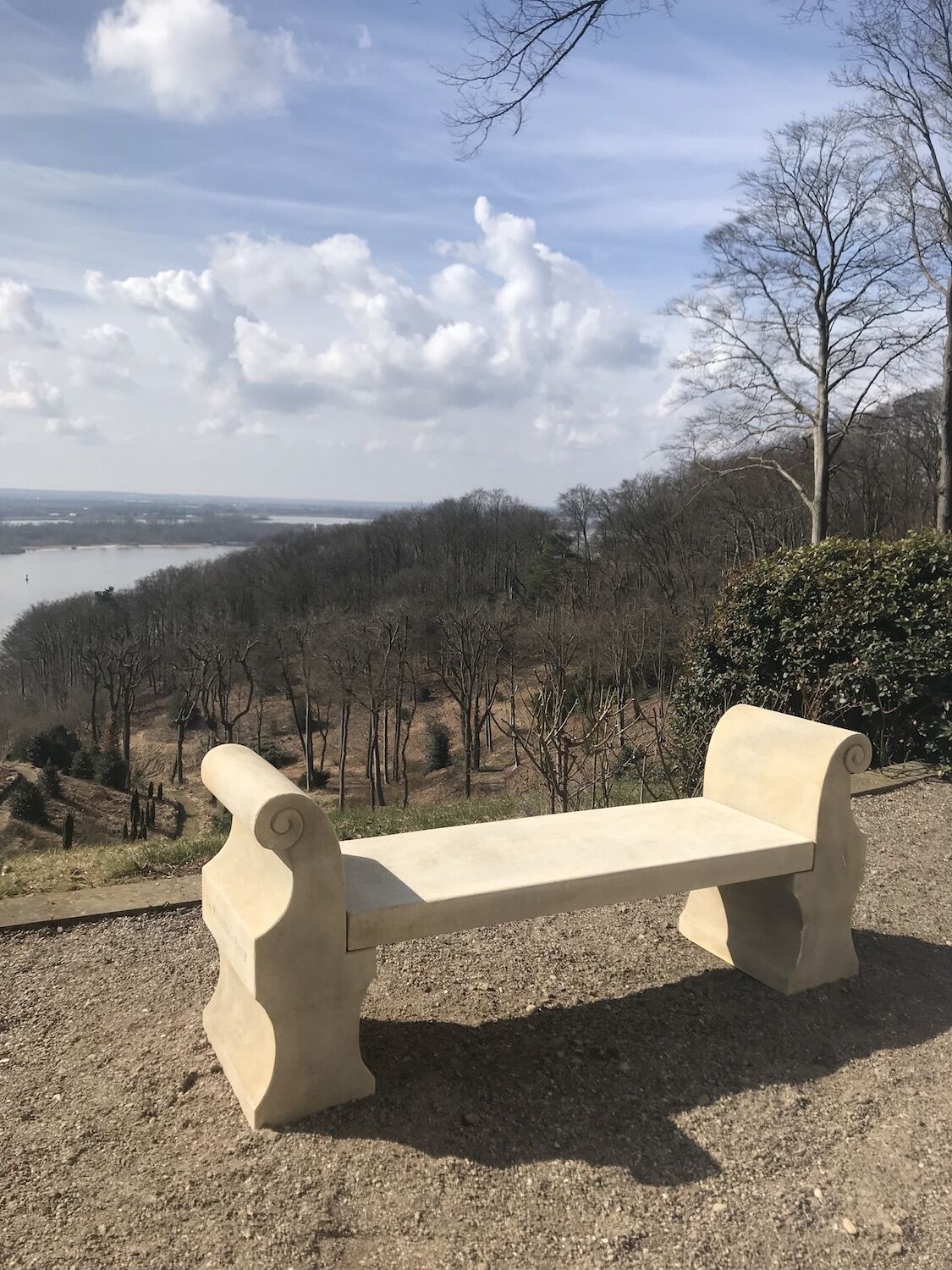 Hamburg: Steinbank PALLADIO, Kalkstein aus Vicenza, maßgeschneiderte Steinmetzarbeit Hamburg: Steinbank PALLADIO, Kalkstein aus Vicenza, maßgeschneiderte Steinmetzarbeit