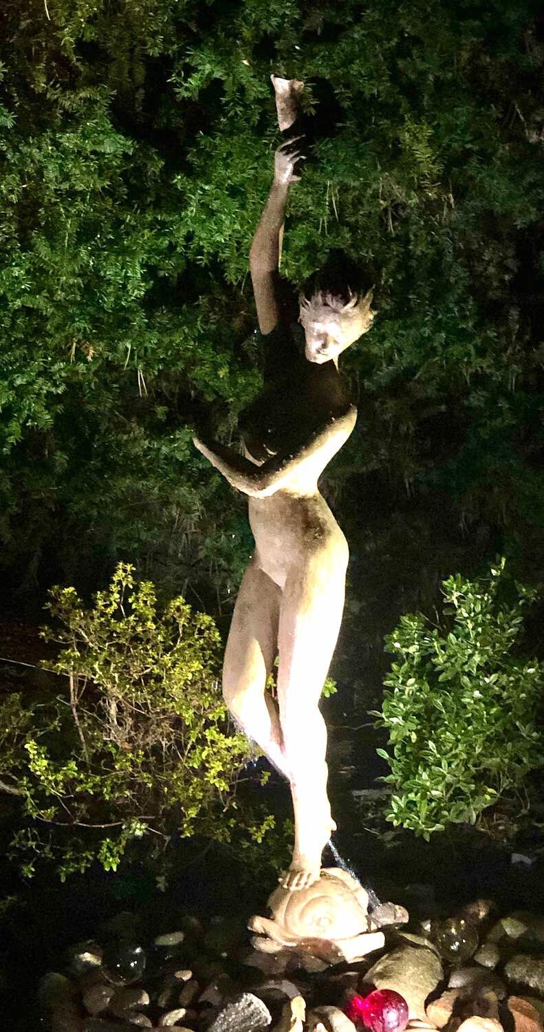 Dresden: Bronzewasserspeier AURORA bei Nacht im Bachlauf Dresden: Bronzewasserspeier AURORA bei Nacht im Bachlauf