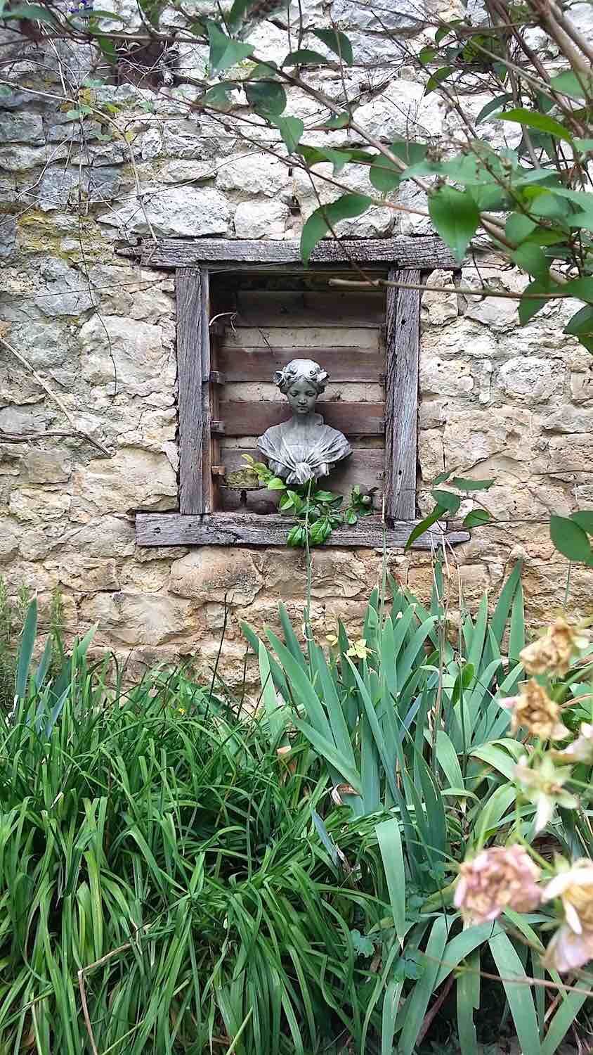 Alzey, Rheinland-Pfalz: Steinfigur MATHILDE, patinierter Steinguss.  Alzey, Rheinland-Pfalz: Steinfigur MATHILDE, patinierter Steinguss.