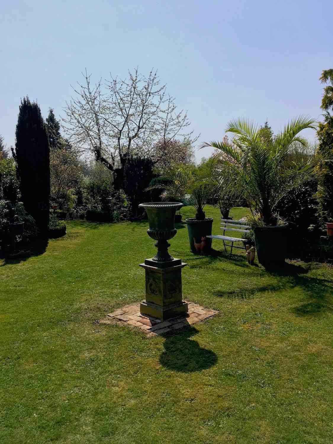 Havelland: Vase TIVOLI, patiniertes Gusseisen. Neues Zentrum in einem großen Garten. Havelland: Vase TIVOLI, patiniertes Gusseisen. Neues Zentrum in einem großen Garten.