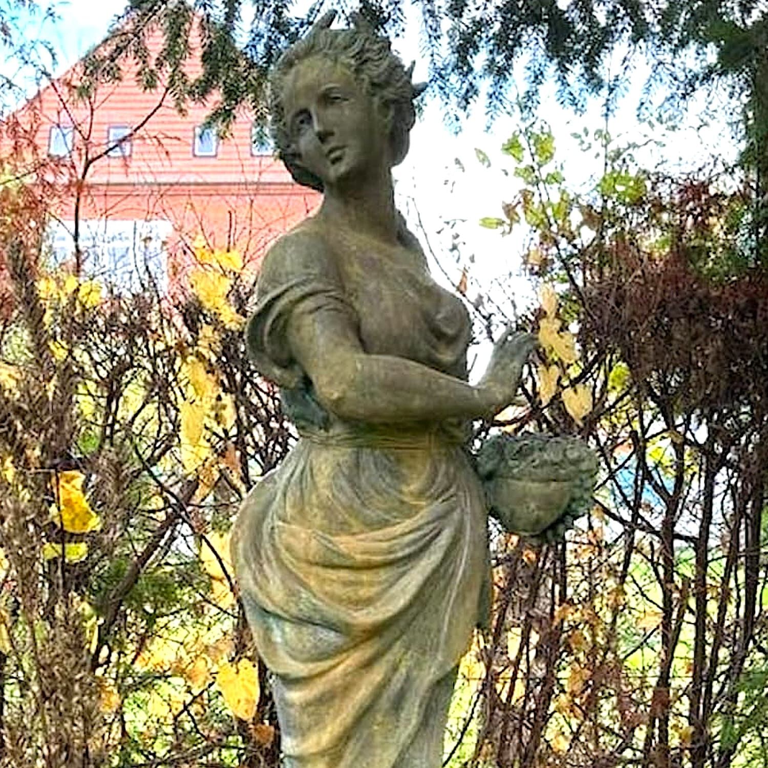 Grimmen: Bronzefigur 4 JZ Frühling EUNIKE auf Steinpodest VICENZA 30x44x44 cm
