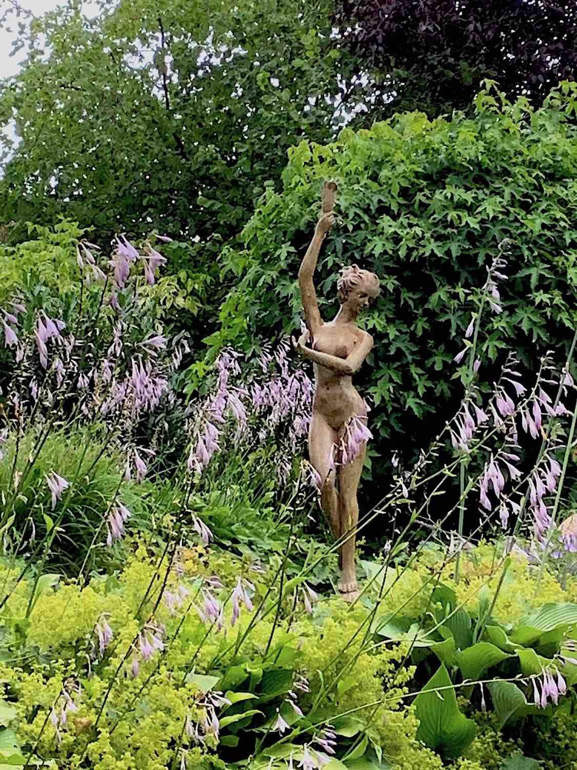 Falkensee: Wasserspeier AURORA im Bachbett eines Hanggartens. Falkensee: Wasserspeier AURORA im Bachbett eines Hanggartens.