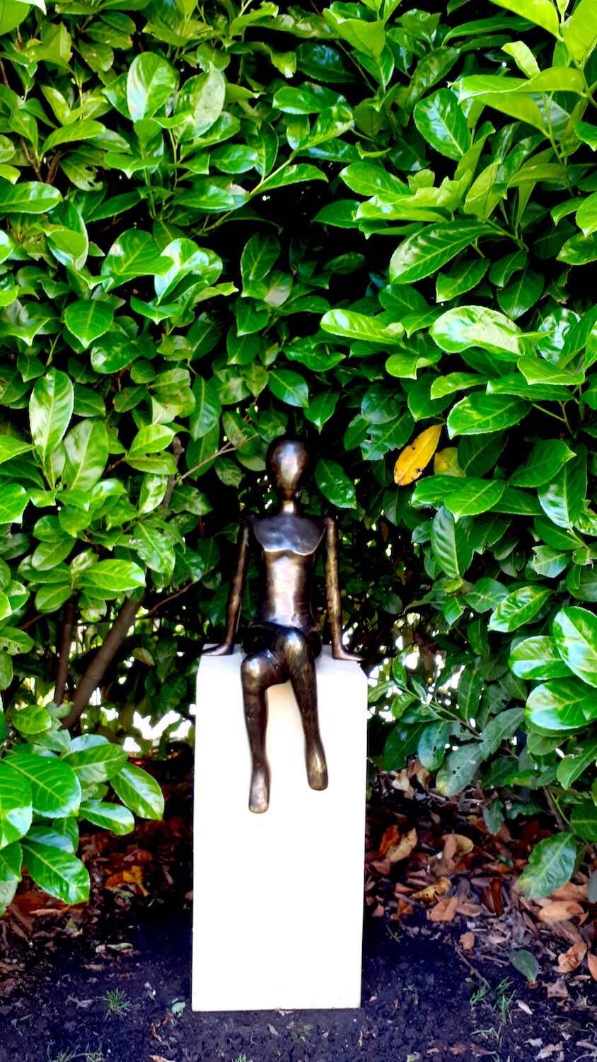 Köln: Bronzefigur ELISA (60 cm) auf dem Podest WARTHAU 50x25x25 cm aus Warthauer Sandstein Köln: Bronzefigur ELISA (60 cm) auf dem Podest WARTHAU 50x25x25 cm aus Warthauer Sandstein