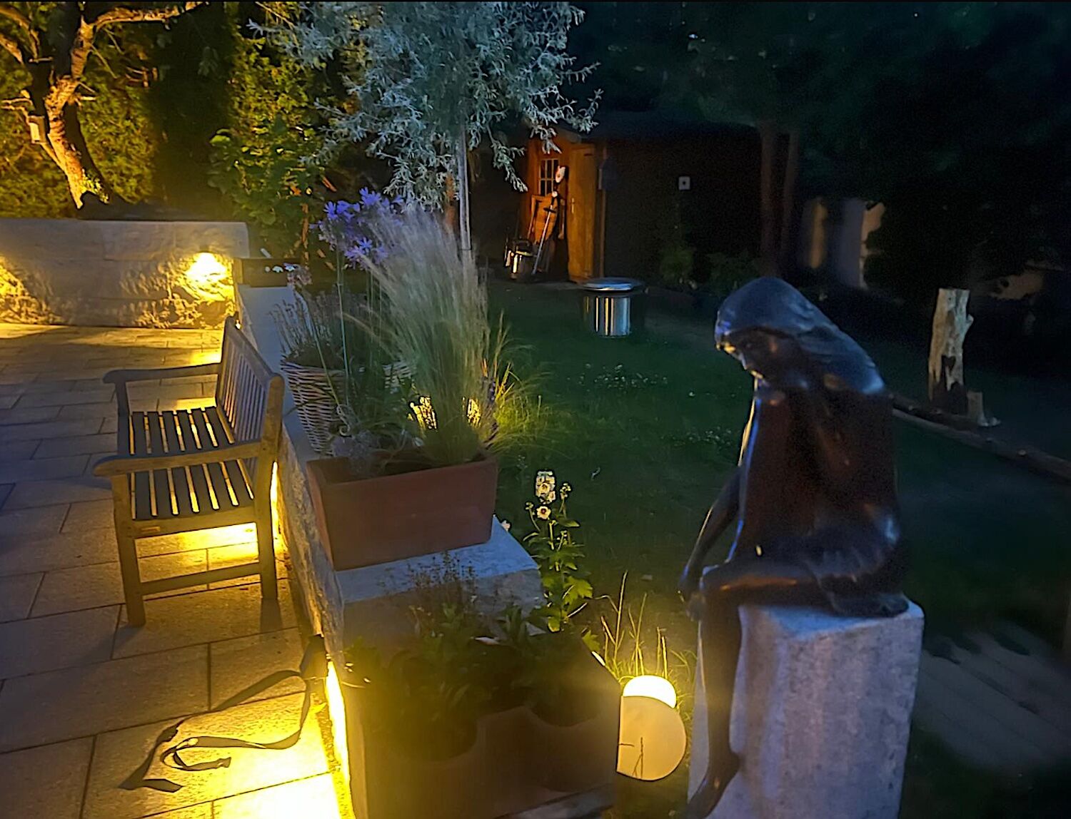 bei Nürnberg, Bronzefigur SYLVIE, auf Steinstele