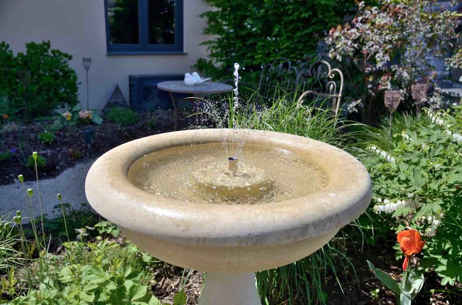 Bodensee: Steinschale auf Balusterpodest, Maßarbeit aus italienischem Kalkstein Bodensee: Steinschale auf Balusterpodest, Maßarbeit aus italienischem Kalkstein