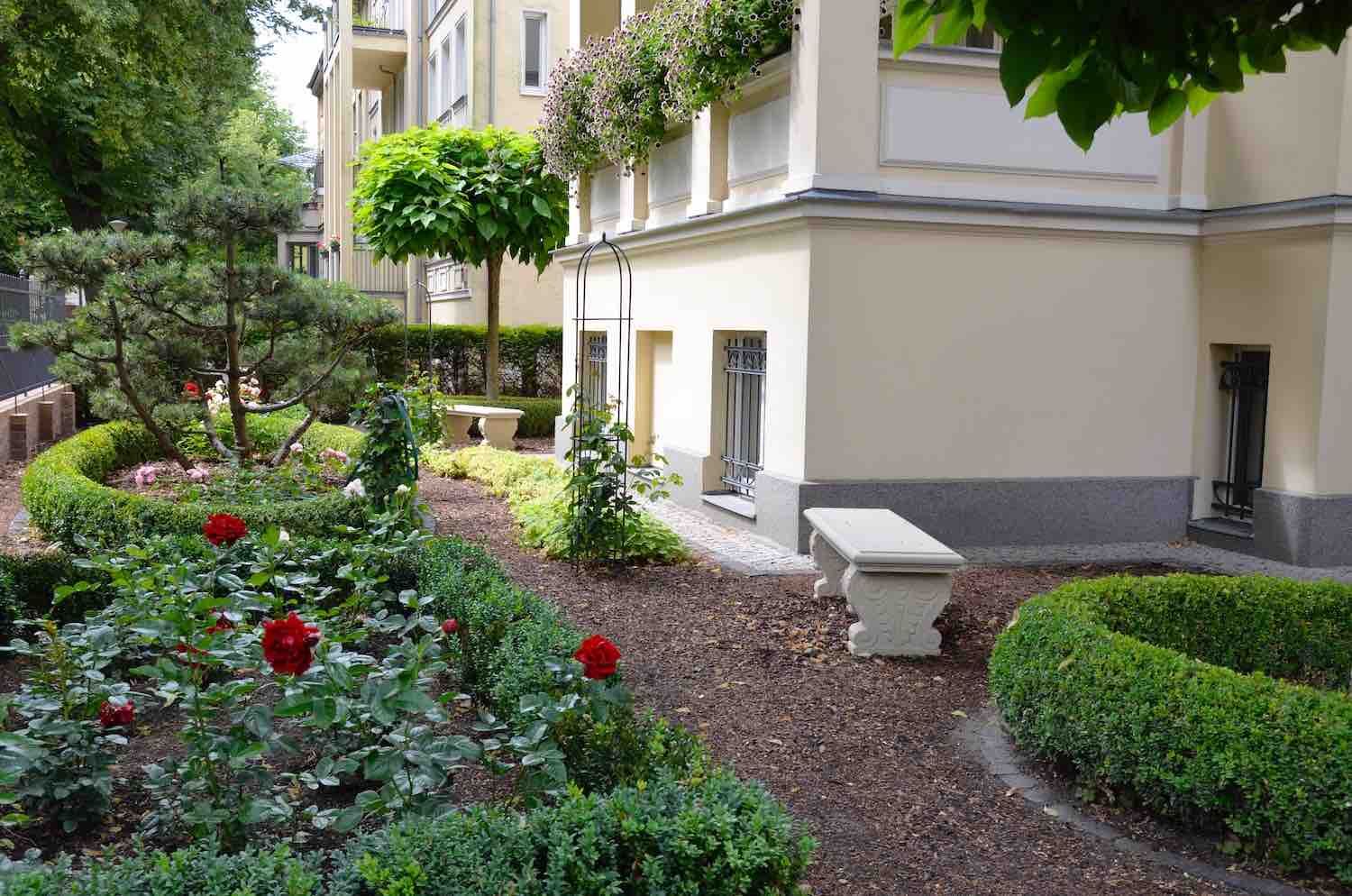 Potsdam: Steinbänke aus englischem Sandsteinguss. Potsdam: Steinbänke aus englischem Sandsteinguss.