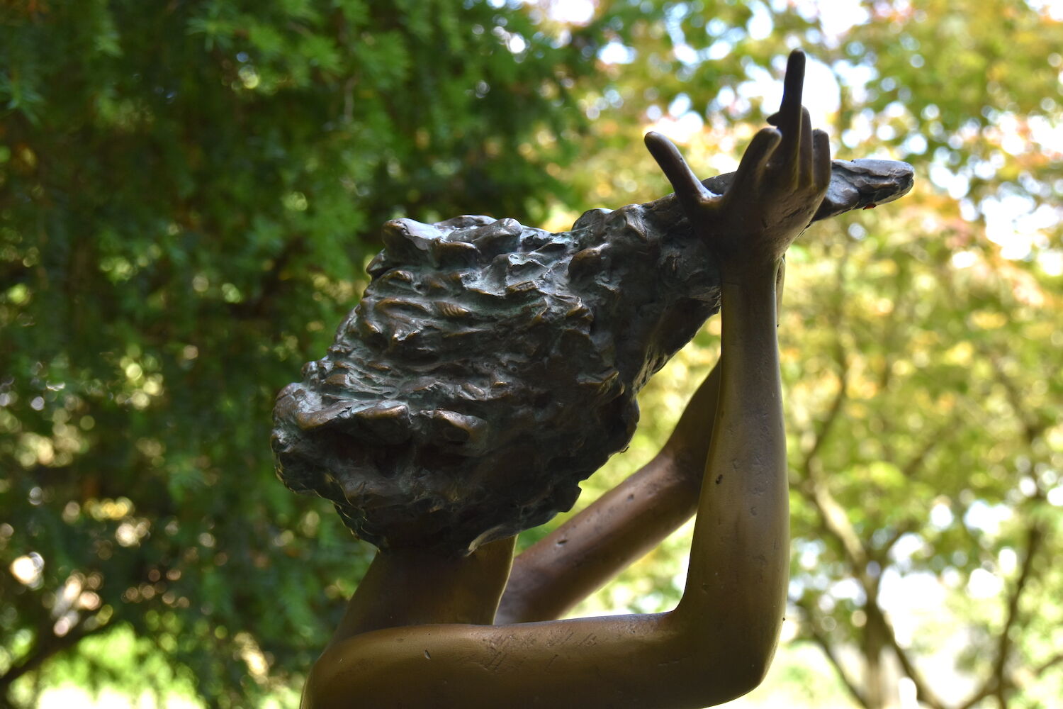 Bronzefigur MÄDCHEN IM WIND (von Hans Nübold)