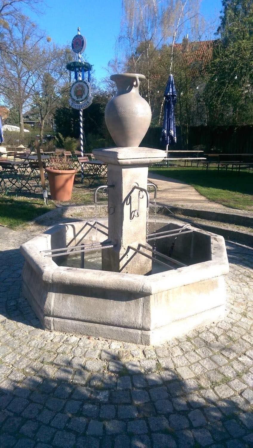 Berlin-Dahlem, Restaurant Alter Krug: der Steinbrunnen LA PROVENCE als neues Zentrum im Biergarten. Berlin-Dahlem, Restaurant Alter Krug: der Steinbrunnen LA PROVENCE als neues Zentrum im Biergarten.