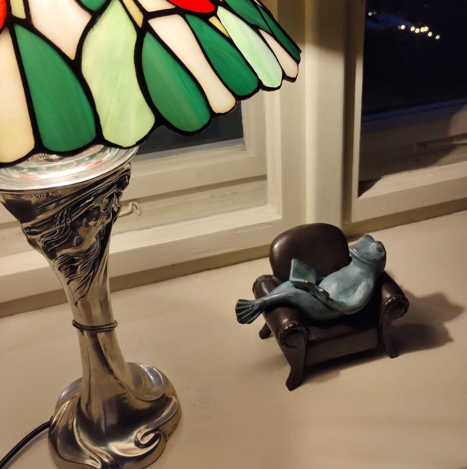 Bronzefigur Frosch ARTUR im Sessel, 18 cm