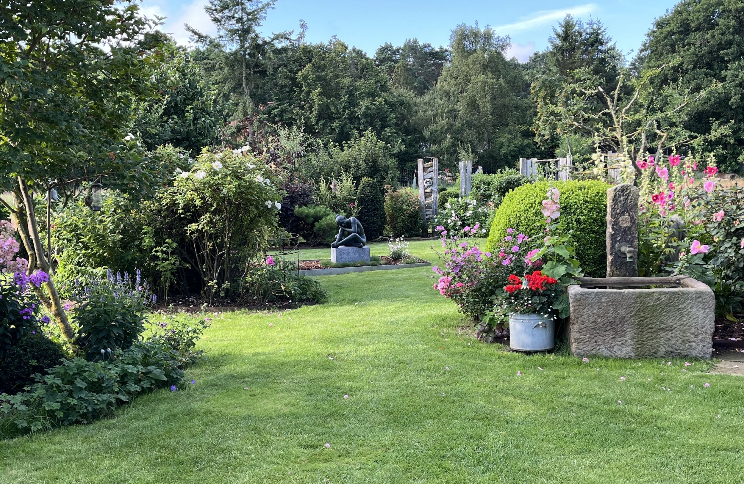 Ostseebad Prerow: Bronzeplastik EMILIA auf Steinpodest