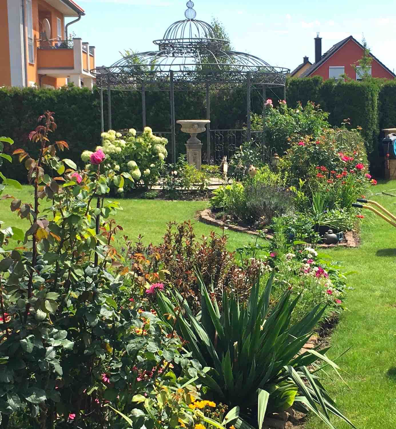 Potsdam: Steinschale EDWARD auf Podest FLORAL, aged Cotswold-Stone. Im Zentrum eines Gartenpavillons. Potsdam: Steinschale EDWARD auf Podest FLORAL, aged Cotswold-Stone. Im Zentrum eines Gartenpavillons.