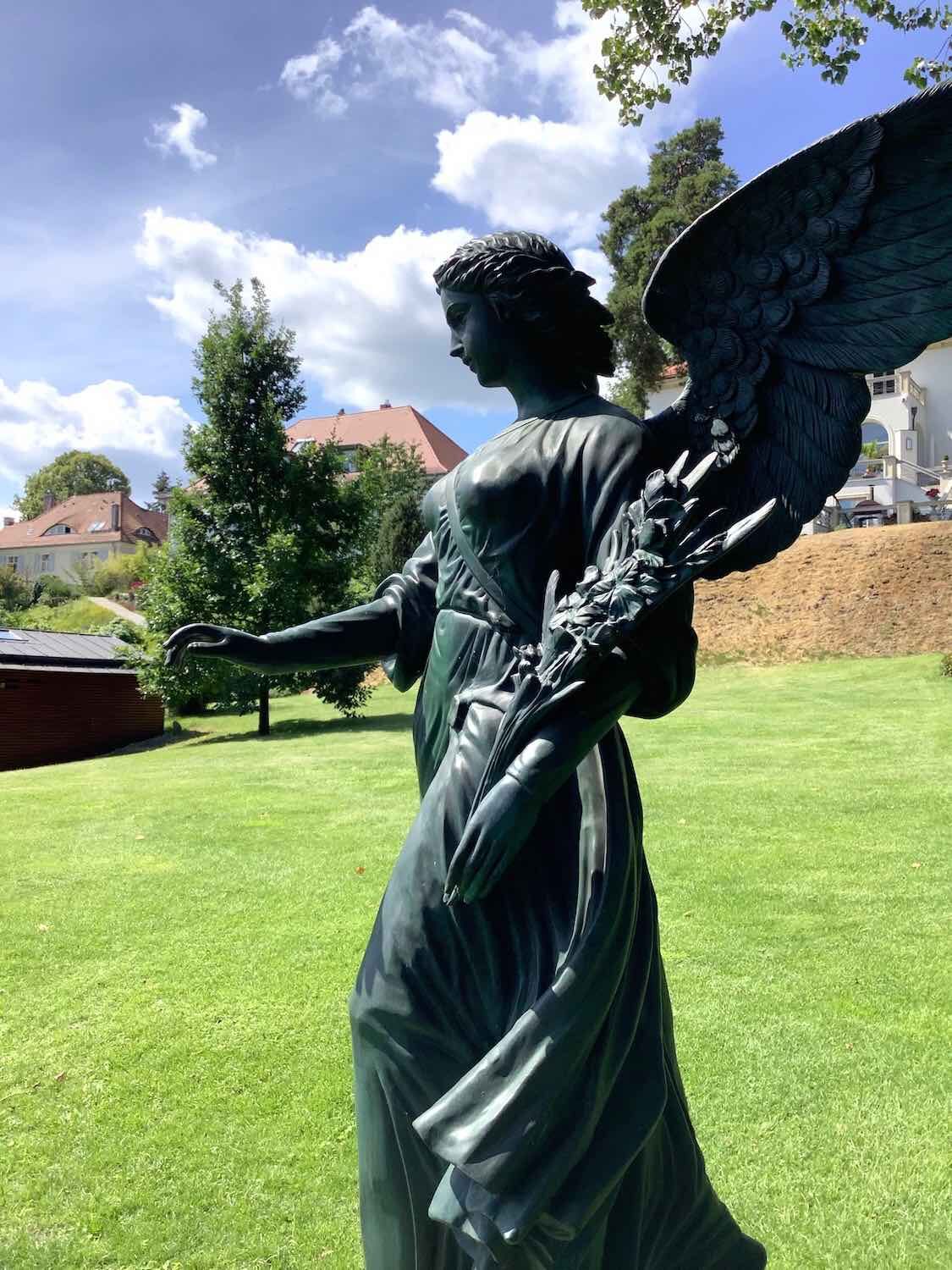 Potsdam: Bronzefigur ANGEL OF THE WATERS. Potsdam: Bronzefigur ANGEL OF THE WATERS.