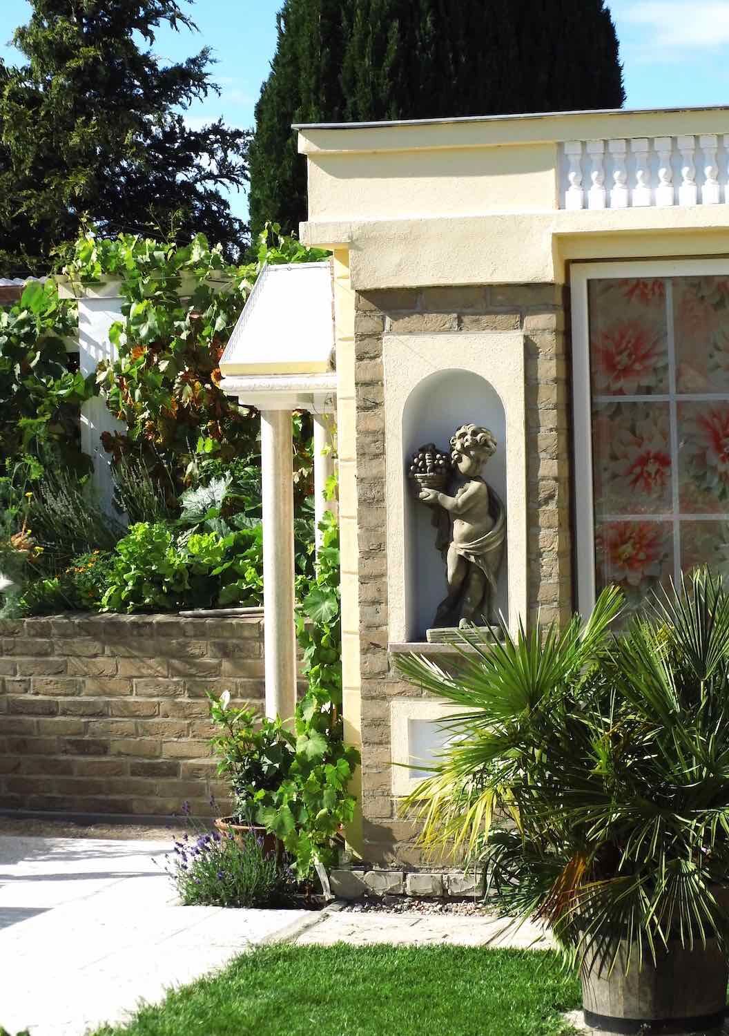 Ribnitz-Damgarten: Putten als Nischenfiguren in mediterran angelegtem Garten. Ribnitz-Damgarten: Putten als Nischenfiguren in mediterran angelegtem Garten.