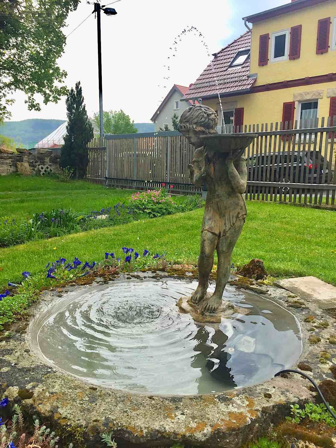Jena: die Bronzefigur MARY als Wasserspeier in einem Gartenbrunnen