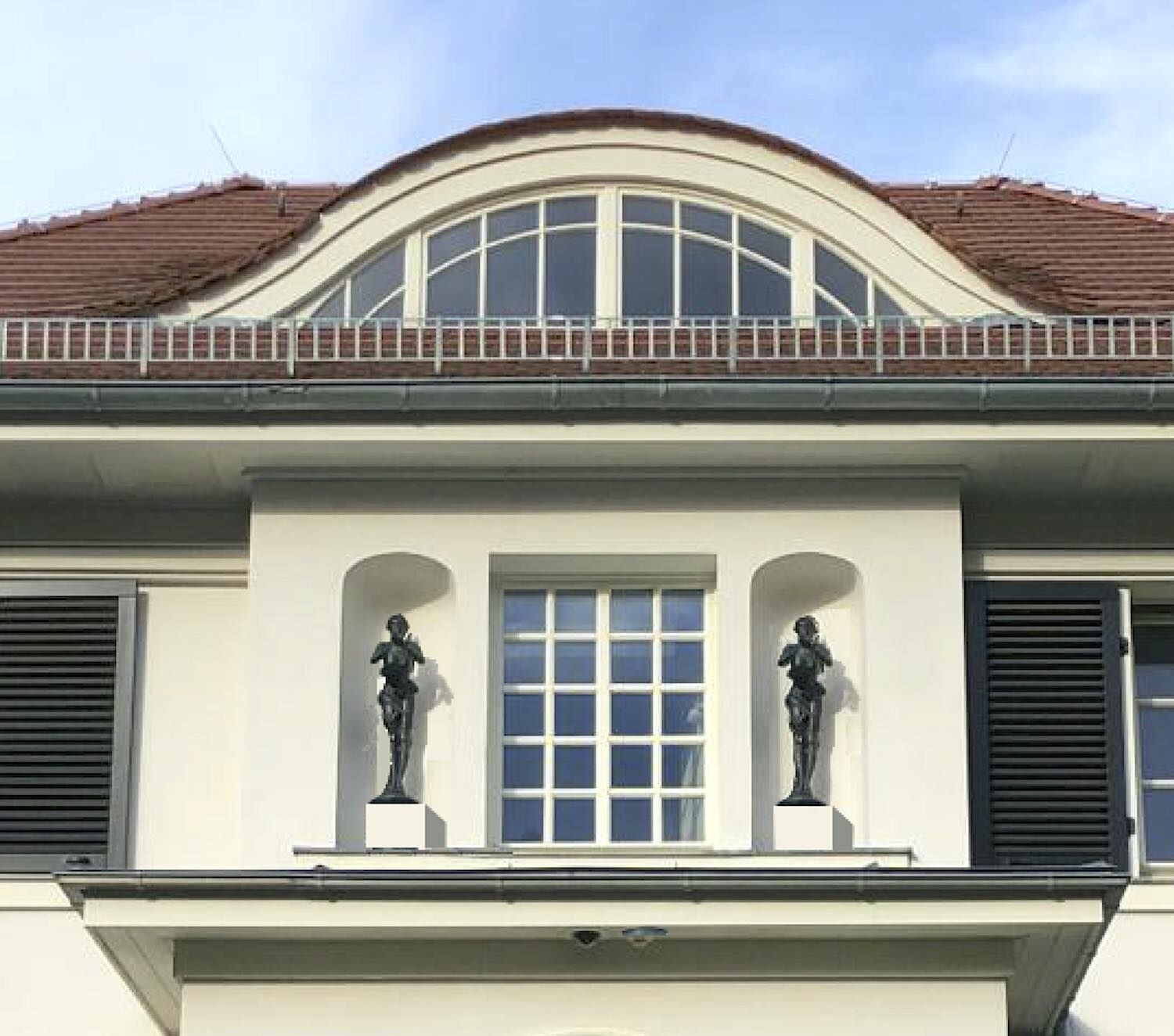 Berlin: Zwei Bronzefiguren SELENE, 90 cm, als Nischenfiguren Berlin: Zwei Bronzefiguren SELENE, 90 cm, als Nischenfiguren