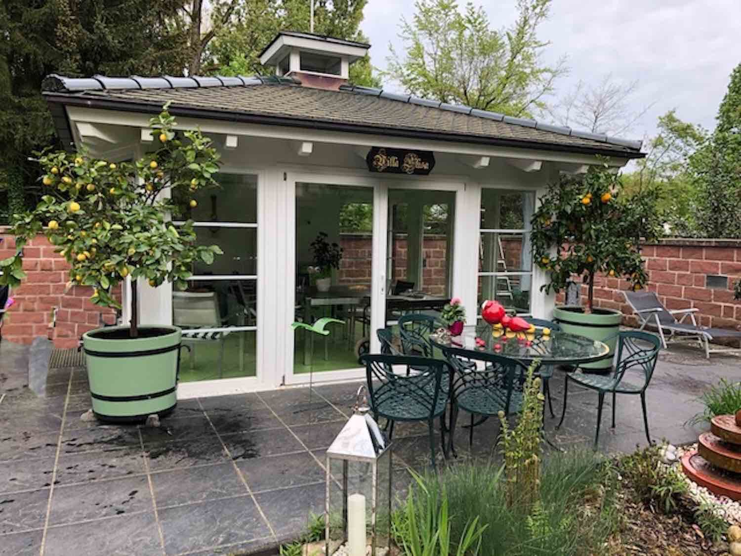 Zweibrücken/Pfalz: Orangeriekübel SANS, SOUCI flankieren einen Gartenpavillon. Zweibrücken/Pfalz: Orangeriekübel SANS, SOUCI flankieren einen Gartenpavillon.